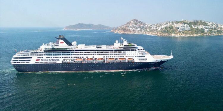 Llegan a Acapulco más de mil 200 personas a bordo del crucero Vasco de Gama-Nicko