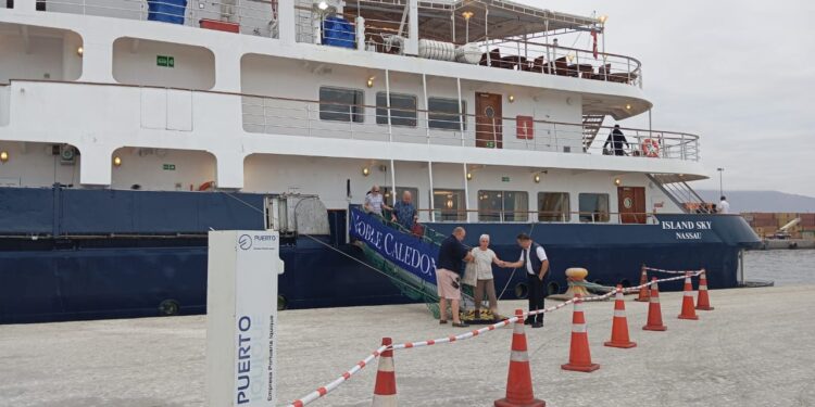 Puerto de Iquique recibe al crucero Island Sky