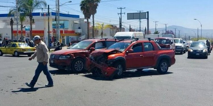 Chocan en crucero de Prolongación Bernardo Quintana - Diario de Querétaro