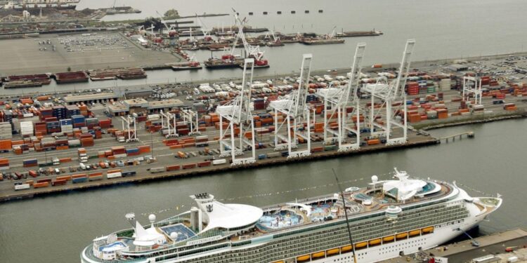 Nueva York pedirá a los cruceros conectarse a la red en la orilla para no quemar diésel