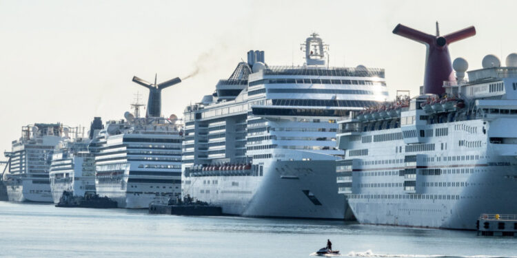 Un crucero atracado en el puerto de Nueva York. Foto: EFE