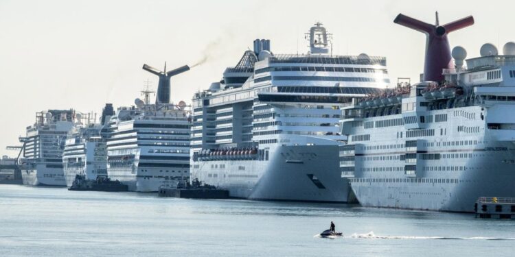 Nueva York pedirá a los cruceros conectarse a la red en la orilla para no quemar diésel