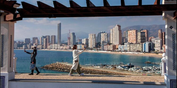 Dos turistas en Benidorm.