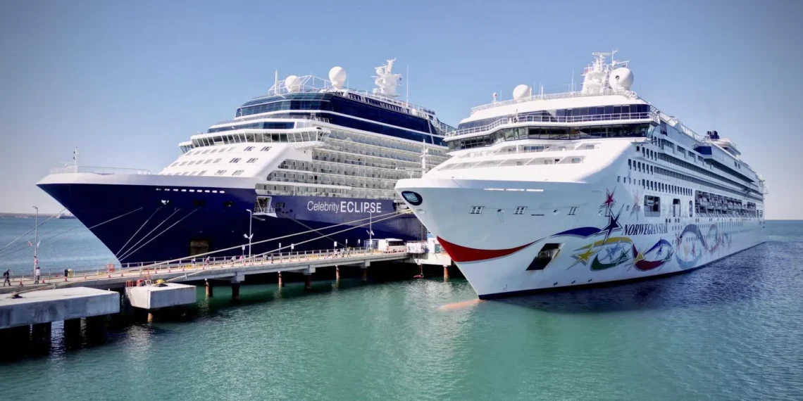 Dos cruceros en el muelle Piedrabuena