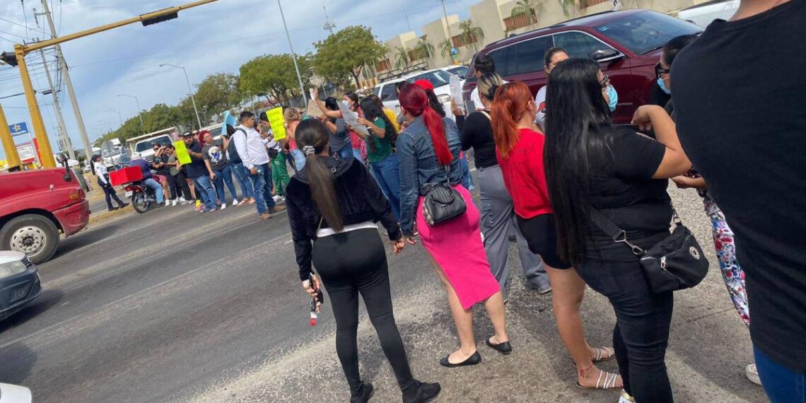 Padres de familia bloquean crucero en Mazatlán para denunciar falta de intendente en jardín de niños