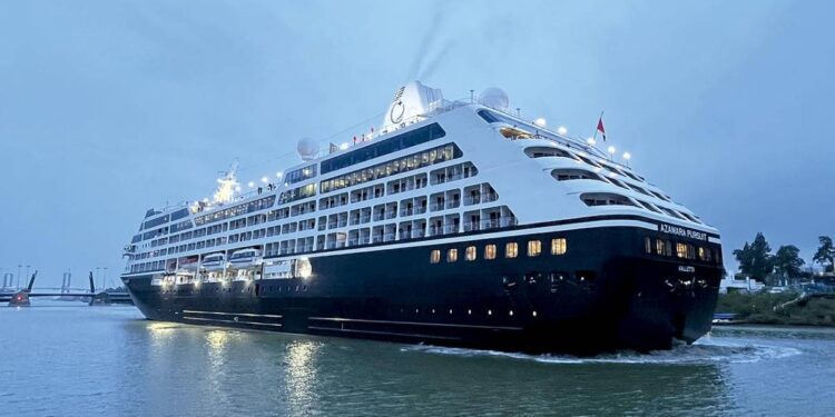 El Puerto de Sevilla inicia la temporada de cruceros con la llegada del “Azamara Pursuit”