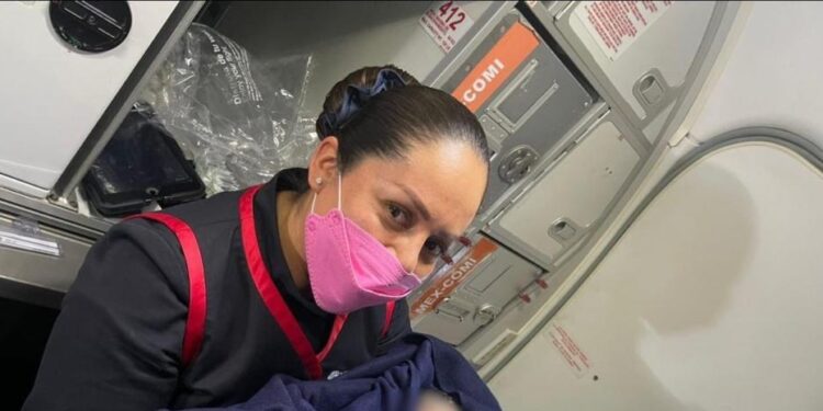 Bebé nace en pleno vuelo de Aeroméxico y la aerolínea le regala 90 viajes gratis