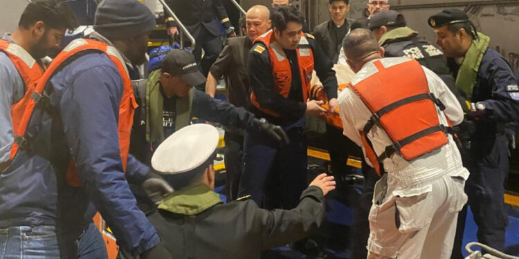 Evacúan a pasajero que se accidentó a bordo de crucero en Valparaíso