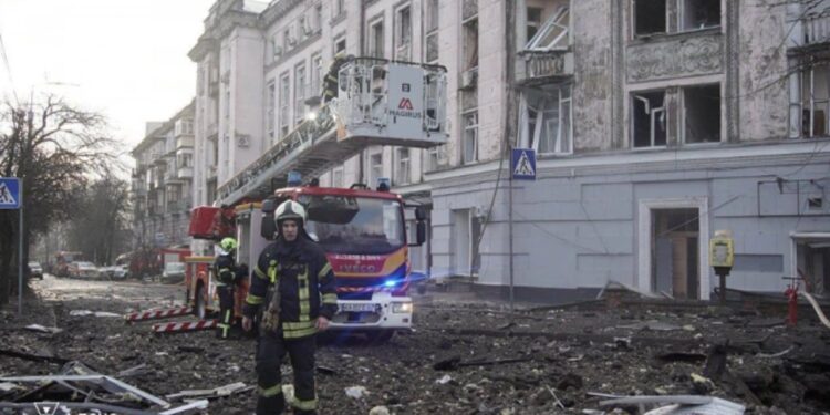 Rusia lanza sobre el cielo de Kiev una lluvia de más de treinta misiles de crucero y balísticos