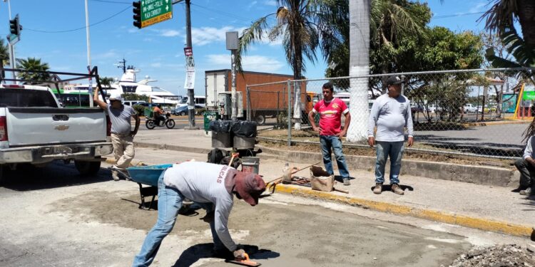 Reparan bache en el crucero de El Pitillal