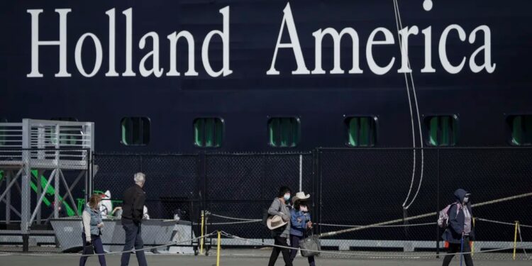 Mueren dos miembros de tripulación durante "incidente" en crucero de Holland America