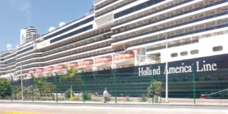 Llegan 3 Cruceros con Más de 10 Mil Turistas a Puerto Vallarta; Estiman Derrama de 3 MDP