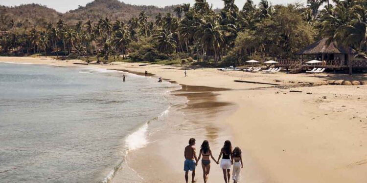Four Seasons Resort Tamarindo, un resort con playa contacto con la naturaleza