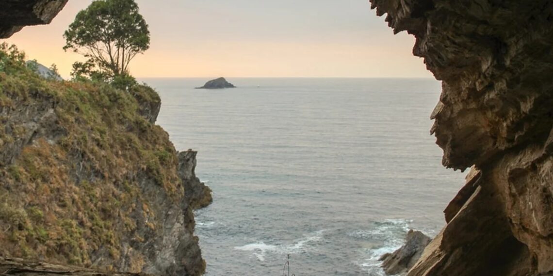 Una de las cuevas más bonitas de Galicia: un mirador natural con vistas a la playa
