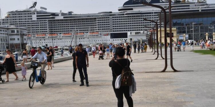 Seguridad privada y drones para vigilar los cruceros que llegan al puerto de A Coruña