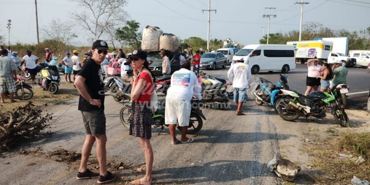 Turistas varados por bloqueo en el cruce a Río Lagartos y Las Coloradas, Yucatán