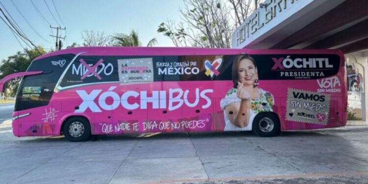 Xóchitl Gálvez presenta el 'Xóchibus' para viajes de campaña en México