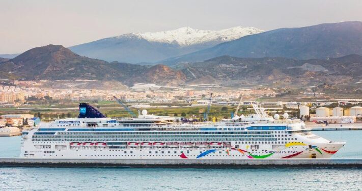 Puerto de Motril inicia temporada de cruceros con arribo del Norwegian Dawn