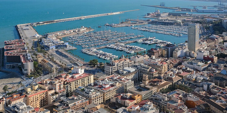 Poquet ha destacado la “coordinación entre las áreas municipales, el Puerto y la Terminal de Cruceros para mejorar la experiencia de los cruceristas a su llegada a Alicante”