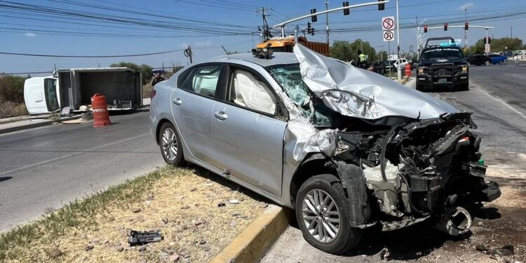 Camioneta vuelca tras choque en crucero de Tlacote - Diario de Querétaro