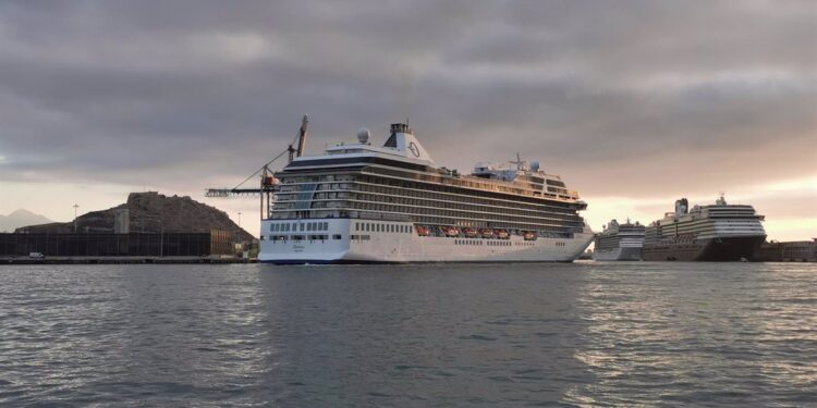 Alicante recibe cinco cruceros y más de 11.000 pasajeros en dos días, con un impacto económico de 600.000 euros