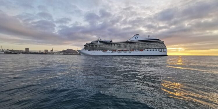 Alicante se posiciona como destino de cruceros con la llegada de 11.000 pasajeros en dos días