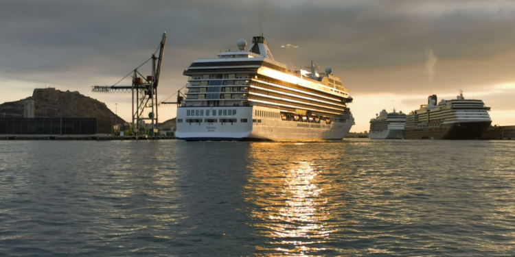 Alicante recibe tres cruceros simultáneos y espera 107 escalas con 250.000 pasajeros en 2025