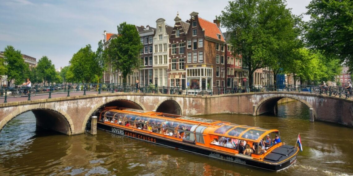 Ámsterdam reduce los cruceros fluviales
