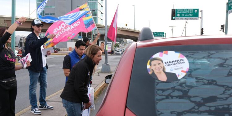 Respaldan conductores a Manque Granados en crucero del Circuito Universitario - El Heraldo de Chihuahua