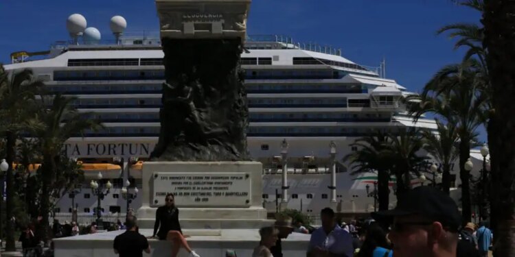 Cádiz vive el arranque de la temporada alta de cruceros