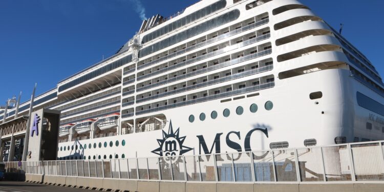 Desembarcan los 69 pasajeros bolivianos con visado irregular que viajaban en el crucero retenido en Barcelona