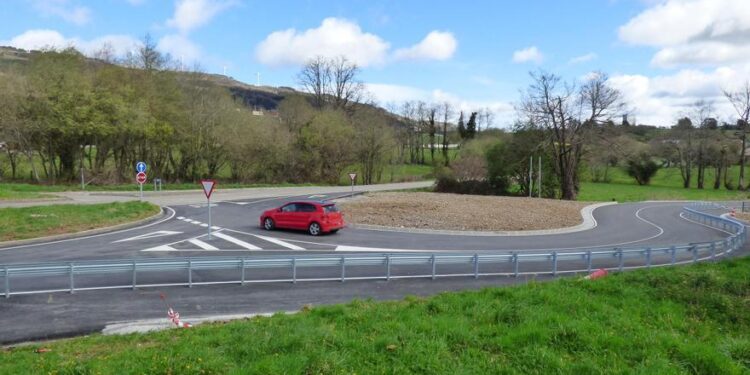 Mejora la visibilidad del cruce de entrada a El Crucero (Tineo) con su remodelación: "Se ganó en seguridad en un 90 por ciento"