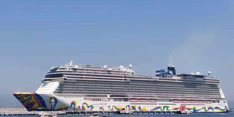 Atraca en el puerto de Manzanillo, el crucero turístico Norwegian Encore