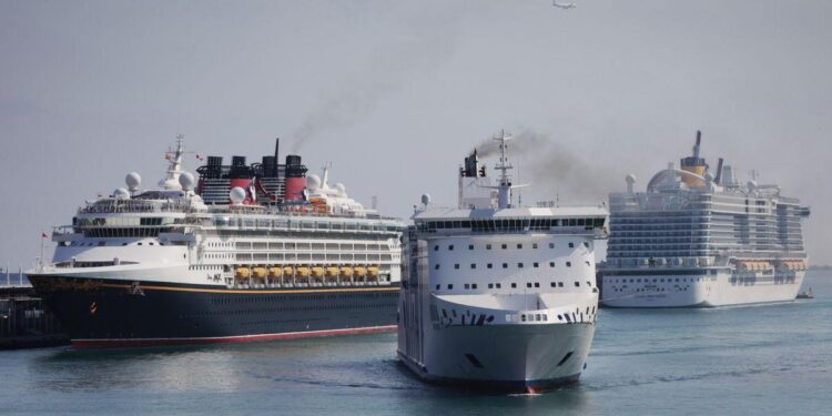 Retenido un crucero en Barcelona por 69 bolivianos con visados irregulares