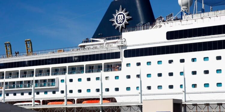Retenido un crucero en Barcelona porque 69 pasajeros bolivianos viajaban con visados falsos