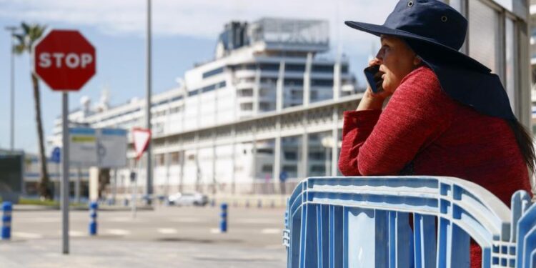 Los bolivianos que llegaron a Barcelona sin visado en crucero desembarcan para iniciar los trámites de deportación
