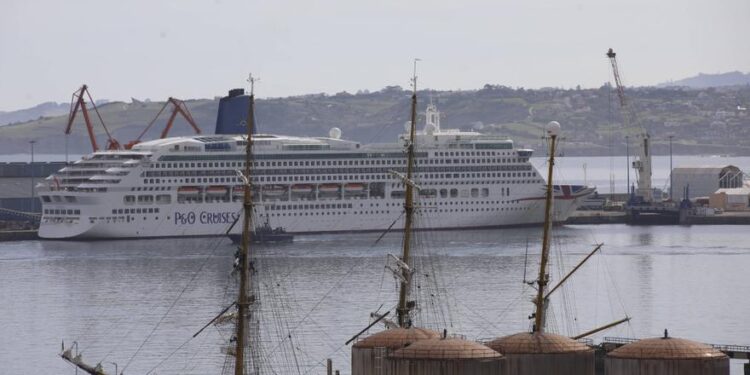 CRUCERO GIJÓN | El "Aurora" abre la temporada de cruceros en Gijón: "Es una experiencia muy buena"
