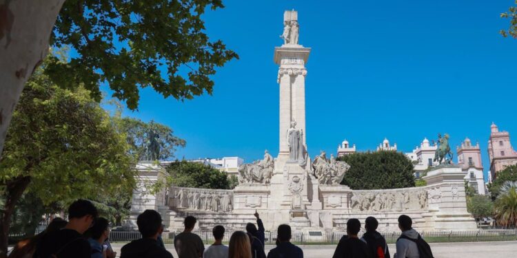 Cádiz recibe este domingo a más de 5.000 turistas llegados en dos cruceros al muelle