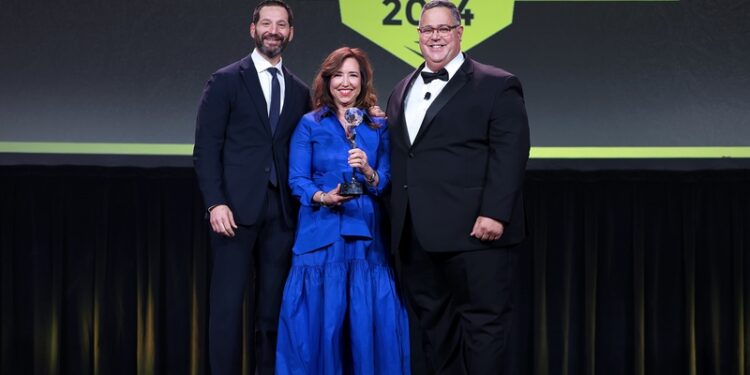 Presidenta de Carnival recibe premio Lifetime Award de CLIA