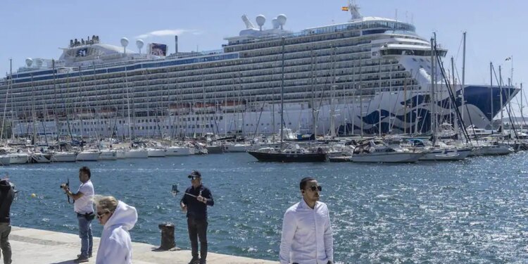 El puerto de Cartagena acoge hoy una triple escala de cruceros de lujo