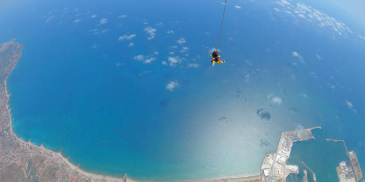 Castellón entre los mejores destinos de España y Europa para el paracaidismo - Castellón