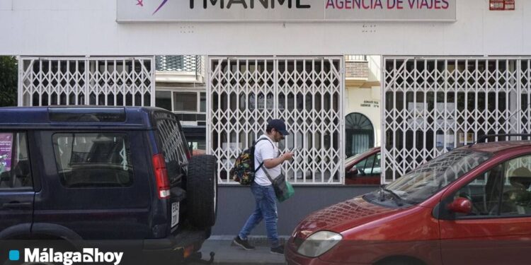 una agencia de Vélez-Málaga deja en tierra a decenas de clientes
