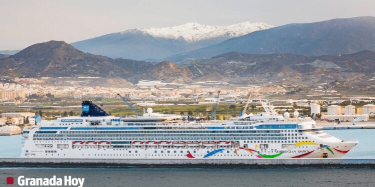 El Puerto de Motril inaugura la temporada de cruceros con más de 3.000 pasajeros