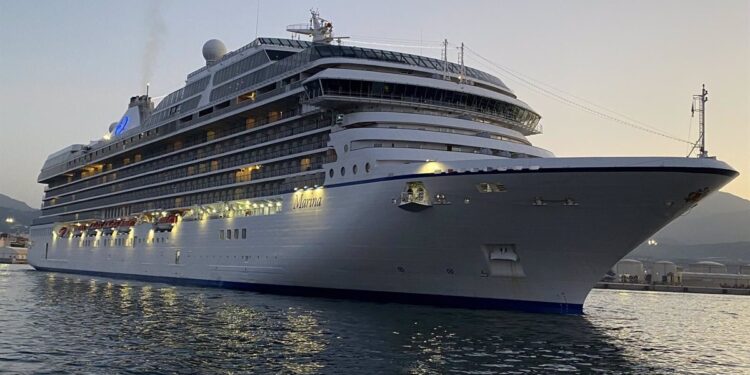 Llega al puerto de Motril (Granada) el tercer crucero de la temporada con más de un millar de pasajeros