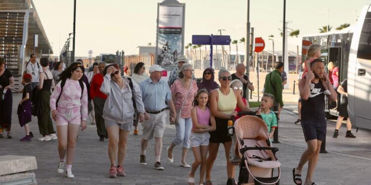 Cruceristas desembarcando este martes del barco Arvia, de P&amp;O Cruises, que ha atracado en Alicante con 5.200 turtistas