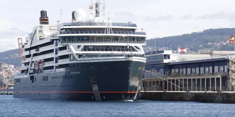 Puerto de Vigo recibe escala inaugural del crucero Seabourn Venture