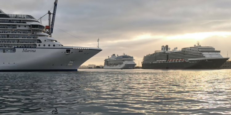El Puerto espera la llegada de 20.000 cruceristas en una semana y mira hacia la electrificación