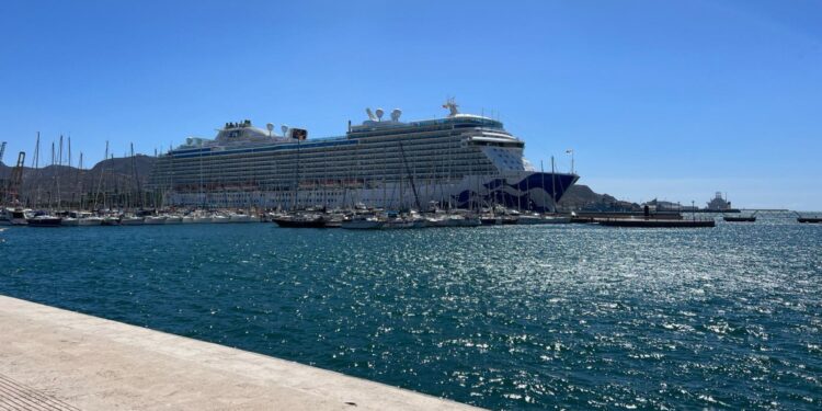 La llegada del buque Sky Princess da paso al mejor mes del año en escalas de cruceros en el Puerto de Cartagena