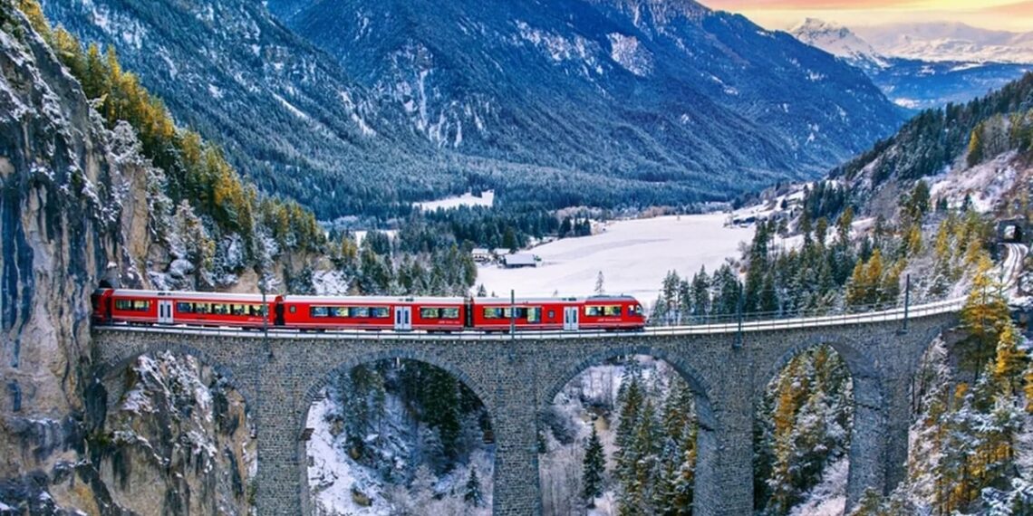 El impresionante viaje en tren por los Alpes que es Patrimonio de la Humanidad: 55 túneles, 196 puentes y paisajes increíbles