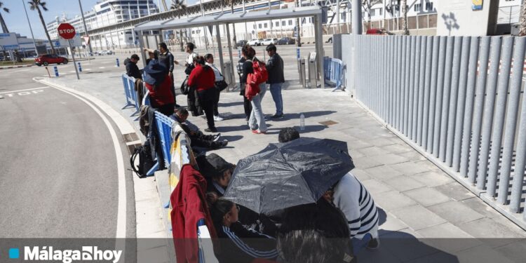 El crucero retenido en Barcelona atracó en Málaga sin que bajaran los pasajeros bolivianos